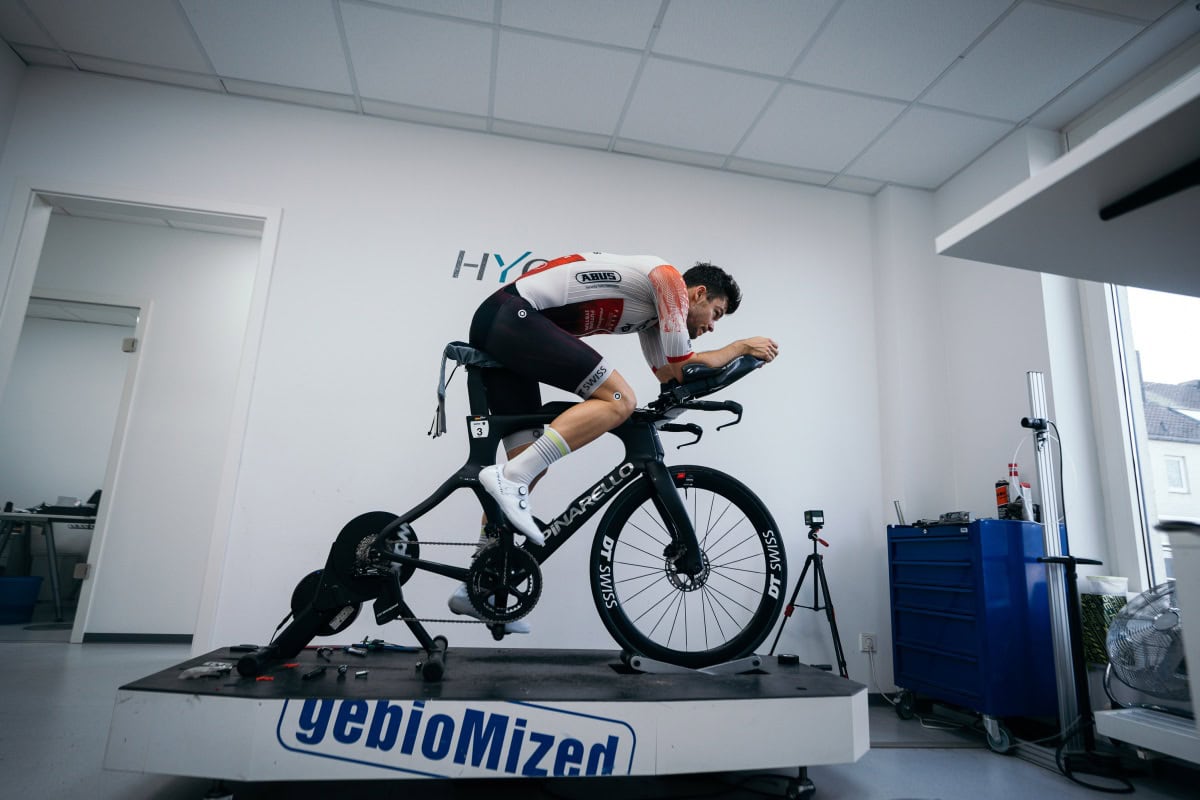 Triathlet auf dem Zeitfahrrad beim BikeFitting im HYCYS-Labor
