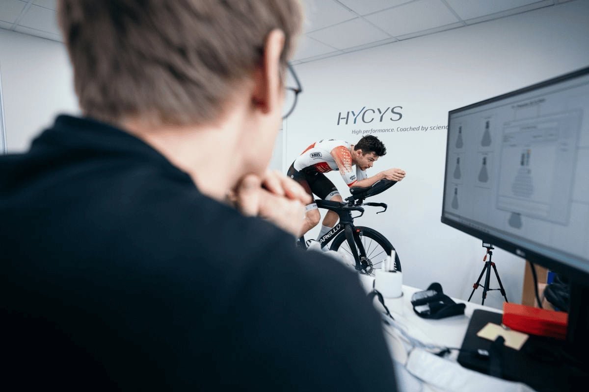 BikeFitter analysiert am Bildschirm die Sitzposition eines Triathleten