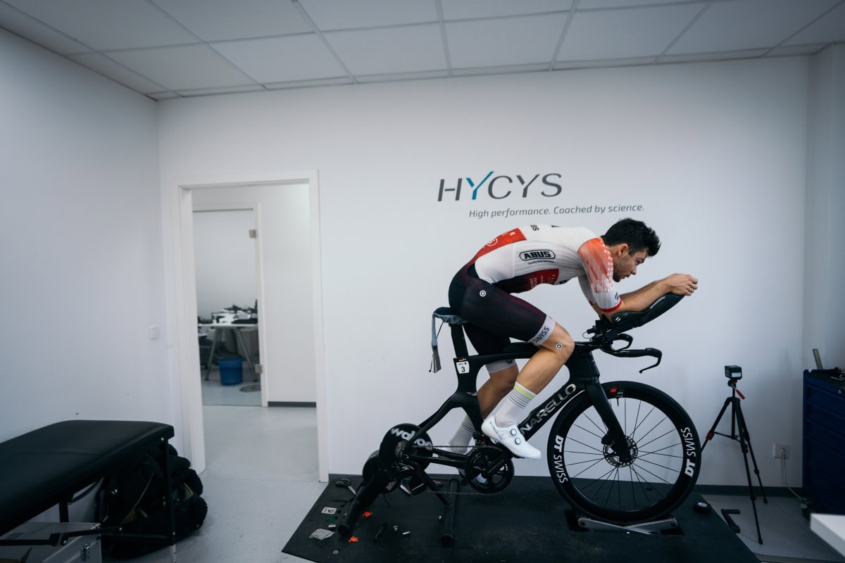 Triathlet in Aeroposition auf dem Zeitfahrrad beim BikeFitting bei HYCYS