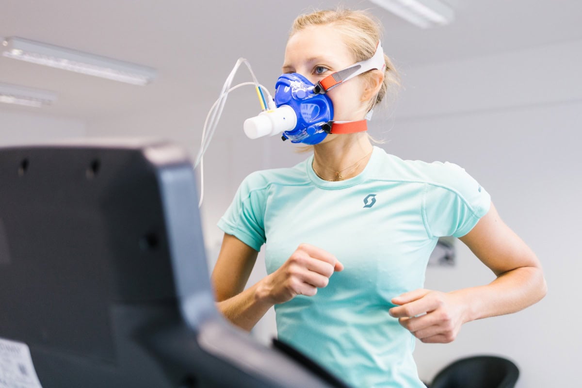 Läuferin mit Atemmaske bei der Laufdiagnostik auf dem Laufband
