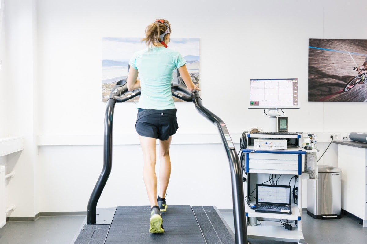 Läuferin auf dem Laufband bei der Leistungsdiagnostik im HYCYS-Labor