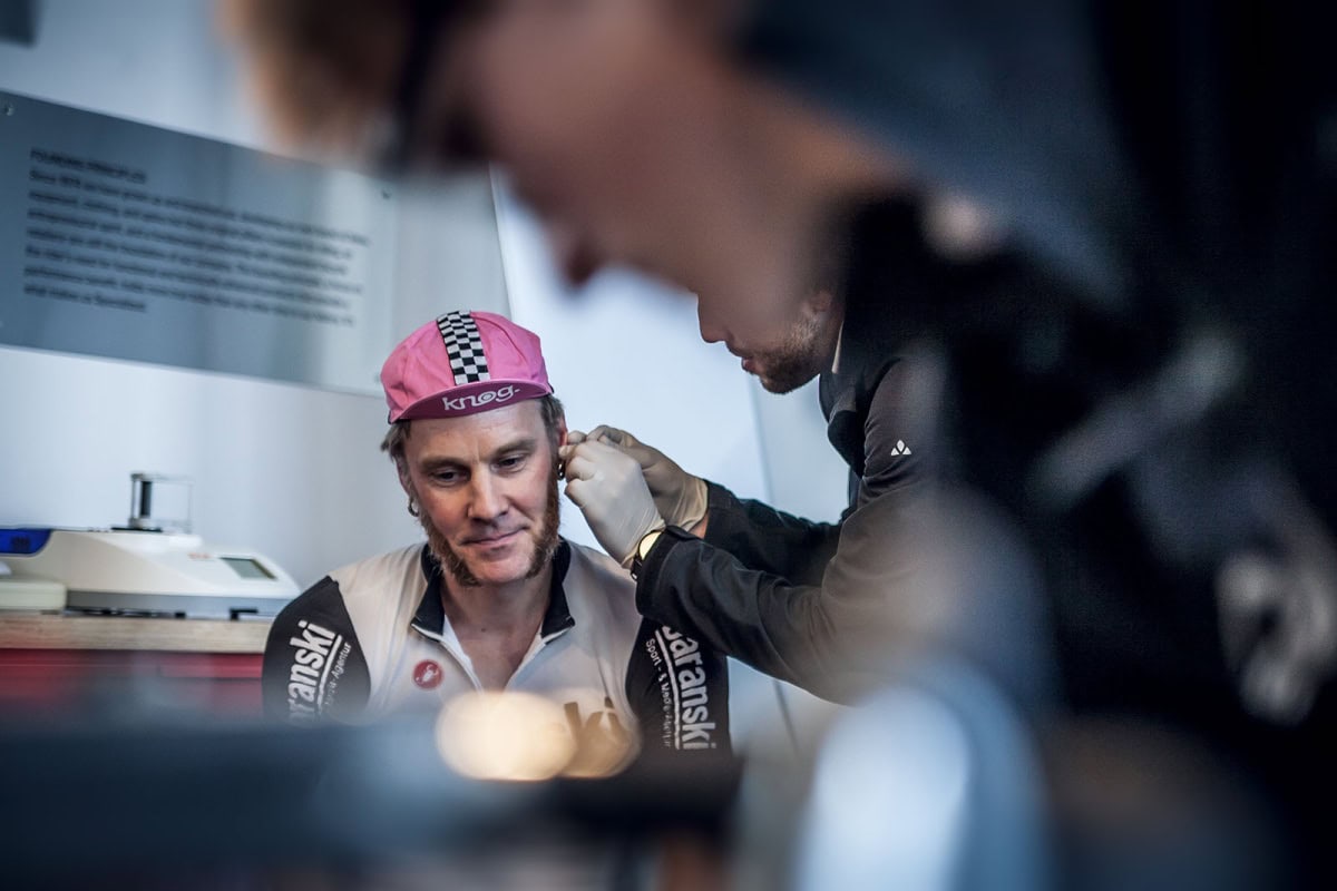 Laktatmessung am Ohr eines Radsportlers während der Leistungsdiagnostik