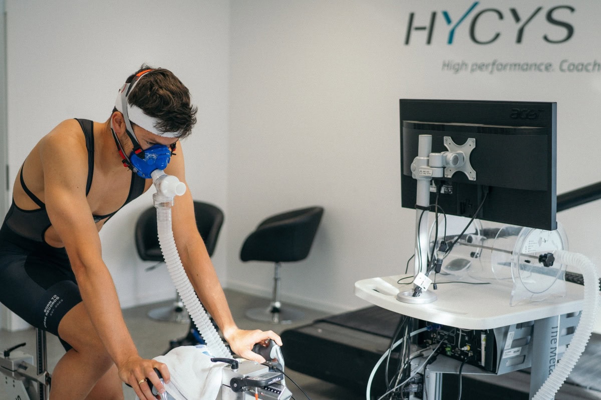Triathlet mit Atemmaske bei der Spiroergometrie im HYCYS-Labor